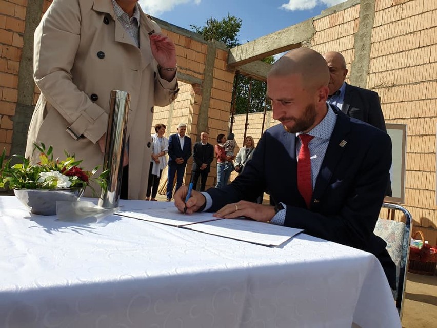 Wmurowanie aktu erekcyjnego przedszkola w Śmiglu