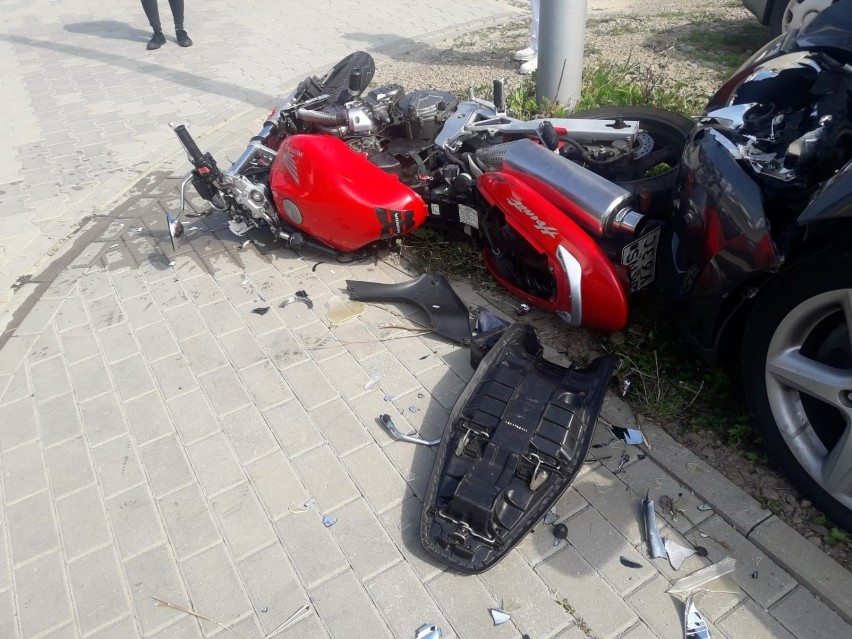 Nowy Sącz. Zderzenie samochodów osobowych i motocykla na ul. Smolika. Poszkodowany motocyklista trafił do szpitala [ZDJĘCIA]