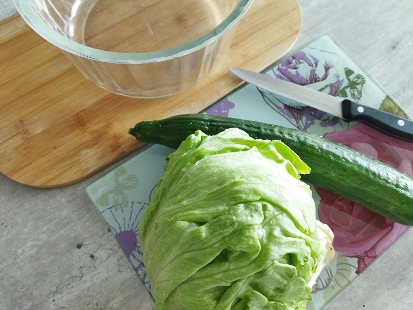 Przygotowanie sałatki zacznij od umycia i osuszenia warzyw.