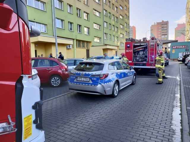 Mieszkańcy zgłaszali, że na klatce schodowej jednego z budynków wyczuwalny jest dym.