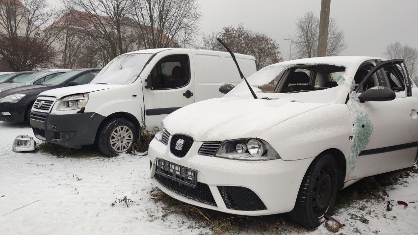 Zdemolowane wraki na parkingu przy ul. Batorego w Piotrkowie