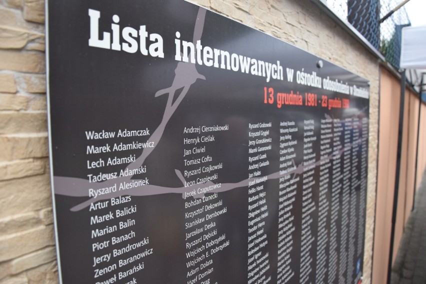 Gmina Gniewino. Złożono kwiaty pod tablicą upamiętniającą internowanych i wręczono odznaczenia państwowe - Krzyż Wolności i Solidarności