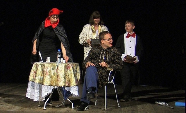 scena z Pana Twardowskiego w wykonaniu Teatrzyku Baju Baj z Zespołu Szkół Specjalnych w Ostrowcu Świętokrzyskim.