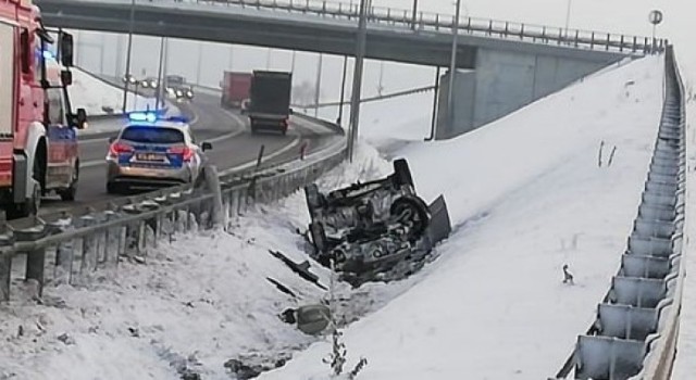 Dachowanie na obwodnicy Lublińca. Kierowca z Kochanowic ukarany mandatem