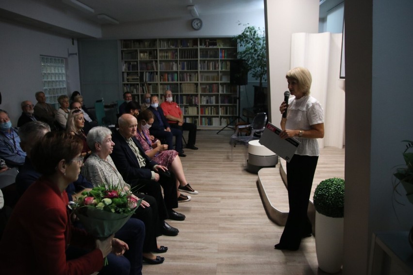 „Mój Ożarów daleki i bliski”. Spotkanie z Zofią Białas i wystawa zdjęć w wieluńskiej bibliotece ZDJĘCIA 