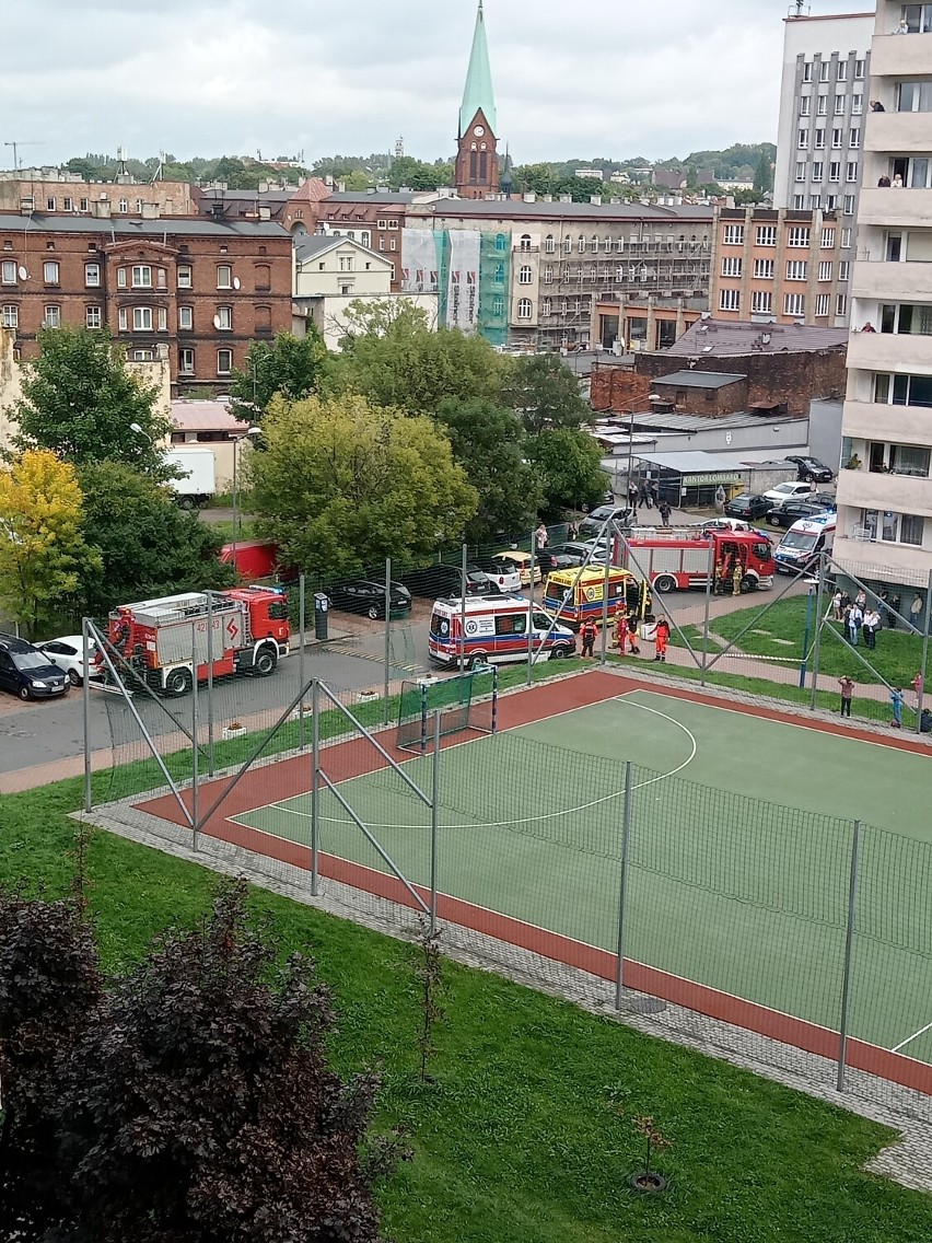  Kobieta wypadła z trzeciego piętra klatki schodowej. W Chorzowie lądował helikopter LPR. Zobacz ZDJĘCIA