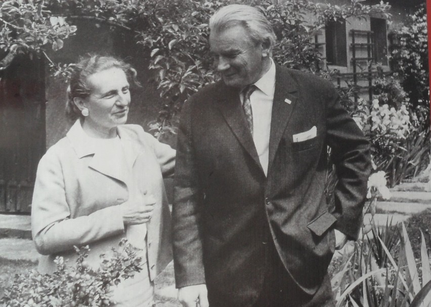 Hanna i Kazimierz Wejchertowie w swoim ogrodzie przy Norwida...