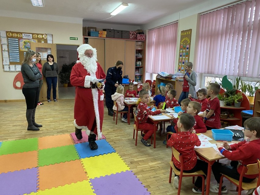 Mikołajkowa wizyta policji u przedszkolaków w Poddębicach ZDJĘCIA
