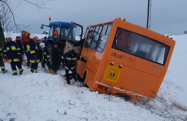 Dzisiaj w miejscowości Gorzechówko w powiecie brodnickim doszło do zderzenia samochodu osobowego i autobusu szkolnego. Na szczęście nikomu nic się nie stało.
-&nbsp;Policjanci ruchu drogowego, którzy pojechali na miejsce zdarzenia ustalili, że kierująca oplem corsa, straciła panowanie nad pojazdem, zjechała na przeciwny pas ruchu zderzając się czołowo z autobusem.  Autobus, w którym przewożone były dzieci do pobliskiej szkoły, zatrzymał się w rowie. Na szczęście w zdarzeniu nikt nie ucierpiał. Kierowcy obu pojazdów byli trzeźwi. 20-letnia kierująca oplem została ukarana mandatem karnym - informuje Agnieszka Łukaszewska, rzecznik brodnickiej policji.

Policjanci ostrzegają! 
Na drogach powiatu brodnickiego warunki drogowe mogą być trudne i niebezpieczne. Na drogach może być bardzo ślisko. Apelujemy do kierowców, aby zachowali szczególną ostrożność. Przypominamy o dostosowaniu prędkości do warunków drogowych. Jedźmy z taką prędkością, abyśmy mogli bezpiecznie zatrzymać swój pojazd. 


Info z Polski - przegląd najciekawszych informacji z kraju [11.01.2017]

