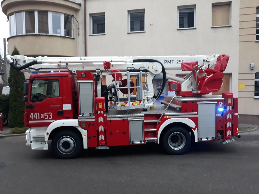Nowy nabytek kartuskich strażaków - samochód z podnośnikiem