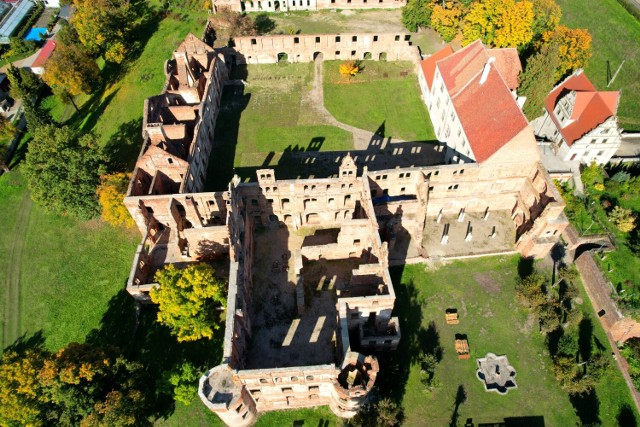 Zamek w Siedlisku jesienią