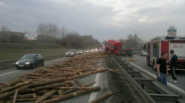 Wypadek na Obwodnicy Trójmiasta. Ciężarówka z drewnem wjechała w barierki [ZDJĘCIA]