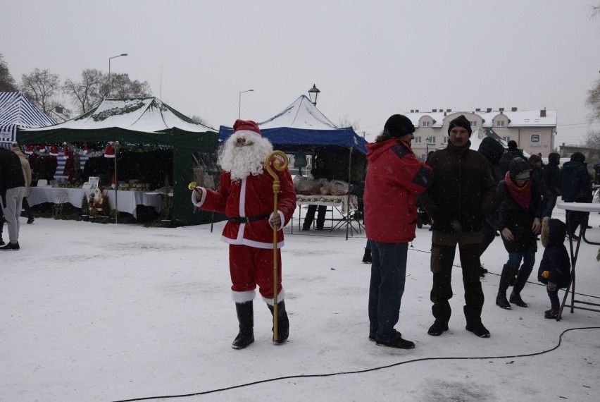 Bolimowski świąteczny jarmark w prawdziwie zimowym klimacie