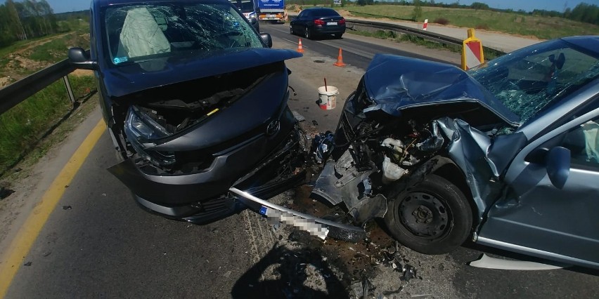 Wypadek na DK 1 w okolicach Kamieńska. Dwie osoby ranne w czołowym zderzeniu skody i toyoty