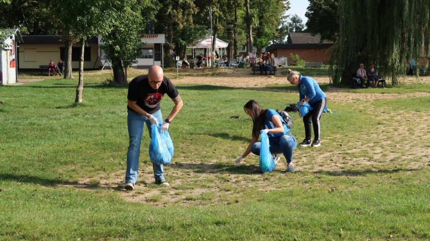 Miłośnicy zimnych kąpieli z klubu Yeti w Lesznie zainaugurowali sezon. Zapraszają do wspólnego morsowania [ZDJĘCIA]