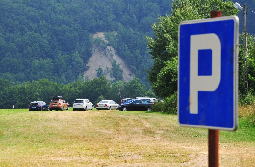 Koniec problemów z parkowaniem w Rudawce Rymanowskiej. Jest miejsce, gdzie turyści mogą stawiać samochody [ZDJĘCIA]