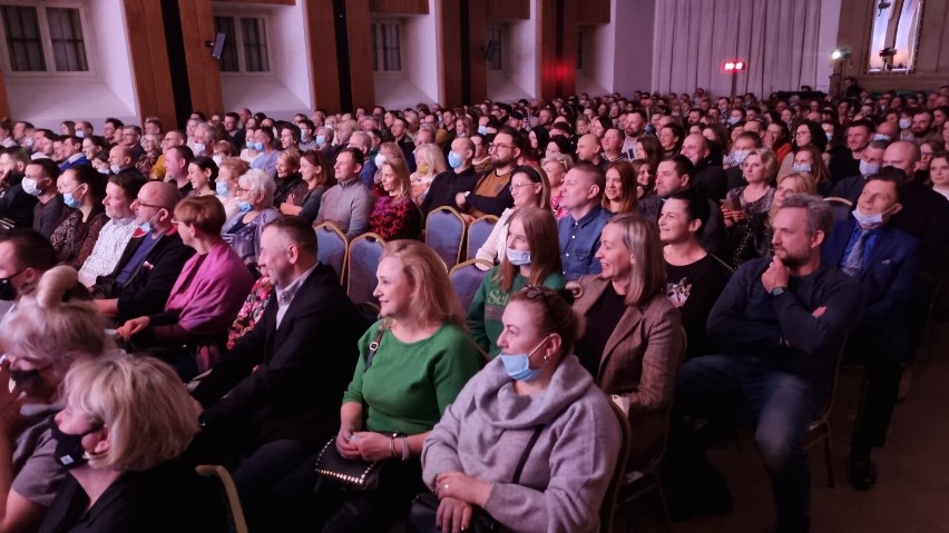 "Tylko śmiech nas ocali". Spektakl Igora Kwiatkowskiego w Legnicy, zobaczcie zdjęcia