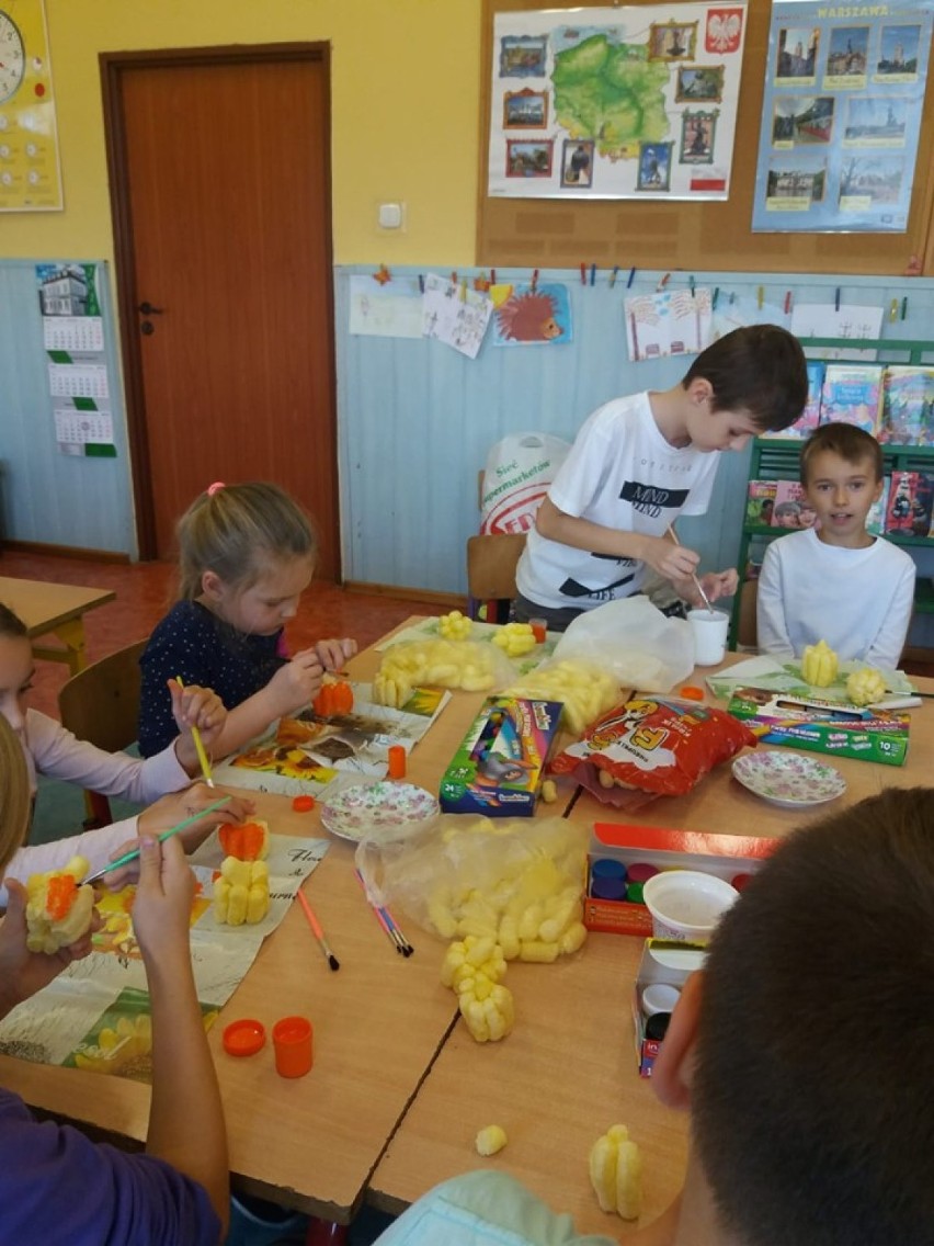 Owocowa uczta i dynie z chrupek, czyli kreatywne zajęcia w Szkole Podstawowej w Szynkielowie [FOTO]