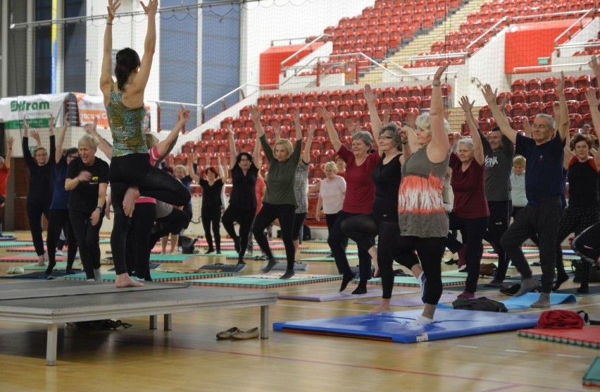 Aktywni seniorzy z Ostrowca ćwiczą  jogę i sztukę relaksacji