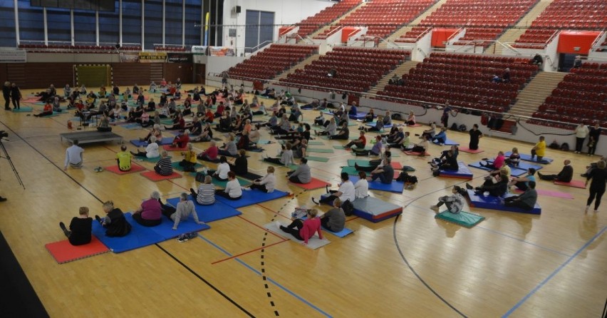 Aktywni seniorzy z Ostrowca ćwiczą  jogę i sztukę relaksacji