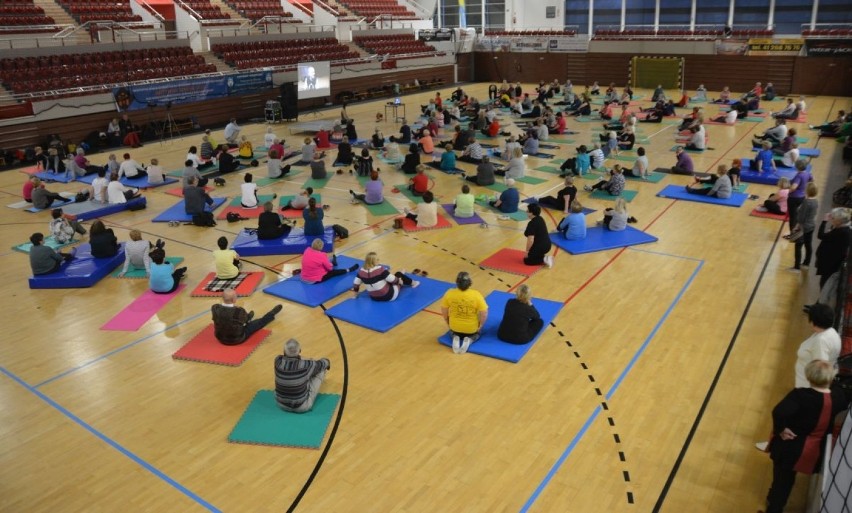 Aktywni seniorzy z Ostrowca ćwiczą  jogę i sztukę relaksacji