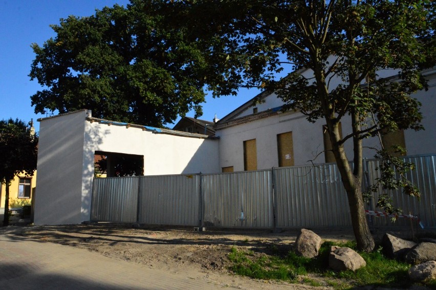 Przebudowa dawnego kina Tęcza w Kwidzynie. Czy wykonawca zejdzie z placu budowy? Mamy odpowiedź burmistrza
