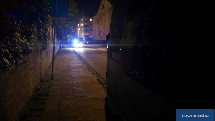 Pijana wjechała w zaparkowane auto, uderzyła w budynek i znak drogowy na ulicy Związków Zawodowych we Włocławku [zdjęcia]