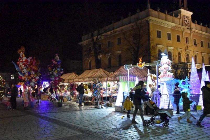 Jarmark Bożonarodzeniowy na Rynku w Ostrowie Wielkopolskim. Przypominamy o piątkowych atrakcjach!