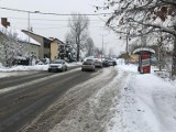 Zaśnieżone drogi to szczególne utrudnienie dla kierowców. Zobacz kto  odpowiada za dany odcinek drogi w Żywcu