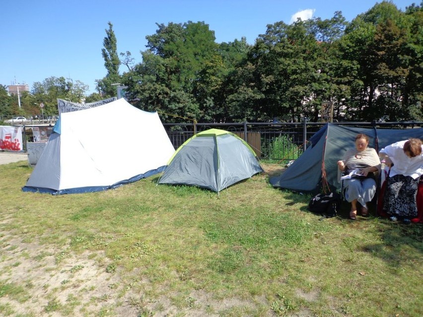 Protest pod Urzędem Miejskim w Gdańsku. Rozrasta się pole namiotowe pod magistratem