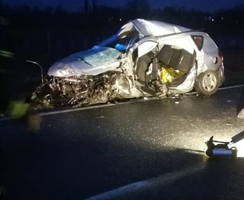 Wypadek w Mirosławicach na DK35. Jedna osoba nie żyje, sześć jest rannych