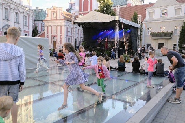 Drugi dzień Festiwalu Tradycji Poznańskich upłynął pod znakiem warsztatów, pokazów rzemieślniczych i kulinarnych, spektakli, animacji dla dzieci i wydarzeń towarzyszących, organizowanych w różnych częściach miasta. Jedną z atrakcji był konkurs jedzenia pyry na czas, a na zakończenie drugiego dnia imprezy na placu kolegiackim odbył się koncert zespołu Morga. 

Zobacz zdjęcia z festiwalu -->