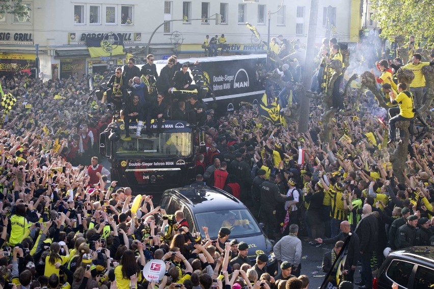 Eksplozja przed autokarem Borussii Dortmund [ZDJĘCIA] Mecz Ligi Mistrzów przełożony