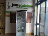 Mieszkańcy Tarnowa po świętach dzielą się jedzeniem z potrzebującymi. „Jadłoldzielnia” w CH Bazar przy ul. Hodowlanej prawie pełna