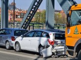 Toruń. Pięć aut zderzyło się na starym moście drogowym. Trzy osoby trafiły do szpitala