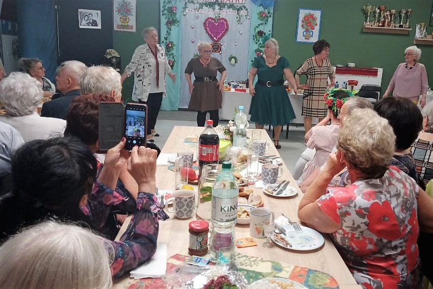 Grójeckie seniorki ze swoim spektaklem komediowym odwiedziły Klub Seniora "Ustronie"