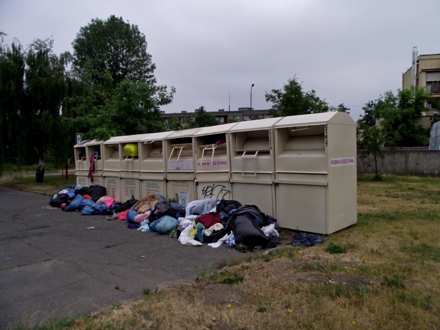 Zapomniane pojemniki na zużytą odzież fundacji Eco Textil przy ulicy  Mostowej w Zbąszyniu | Zbąszyń Nasze Miasto