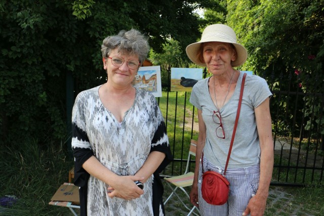 Olena z panią Gosią, która dała jej schronienie w Polsce. Ukrainka przed domem niedaleko klasztoru w Skępem sprzedaje swoje prace.