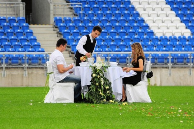 kolacja na stadionie| nagroda kolacja| kolacja przy bułgarskiej| nagroda za hasło promujące stadion| kolacja euro 2012| para zjadła kolację na stadionie| michał prymas| joanna janowicz strzyżewska