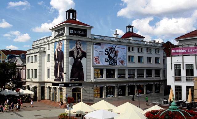 Reklamy wielkopowierzchniowe to zmora polskich miast. W Sopocie straszyły na reprezentacyjnych budynkach.