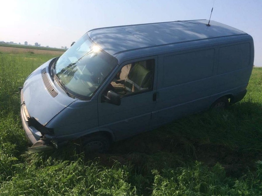 Pijany kierowca opla zjechał na przeciwległy pas i uderzył w VW transporter. Wręczył policjantom 19 złotych łapówki