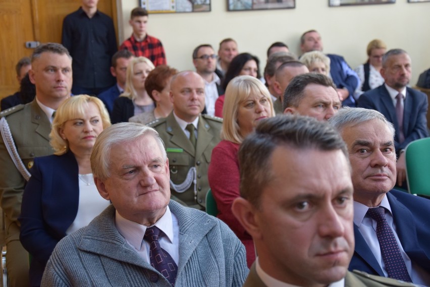 Polityczny happening radnego Hołowni zdominował uroczystość z okazji 20-lecie samorządu (zdjęcia) 
