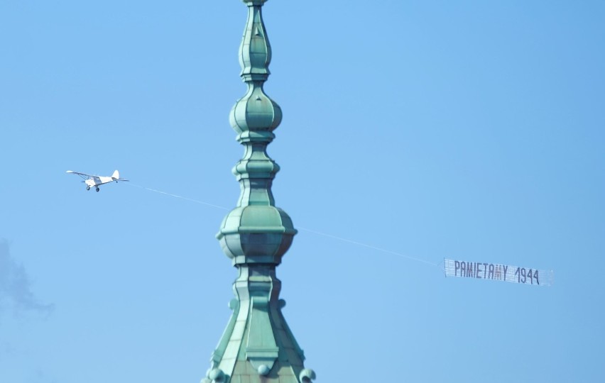 Żywy Znak Polski Walczącej na placu Zamkowym. Mieszkańcy...