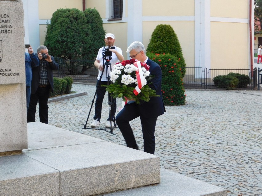 W Wałbrzychu 17 września, w rocznicę agresji sowieckiej na Polskę, złożono kwiaty pod pomnikiem niepodległości