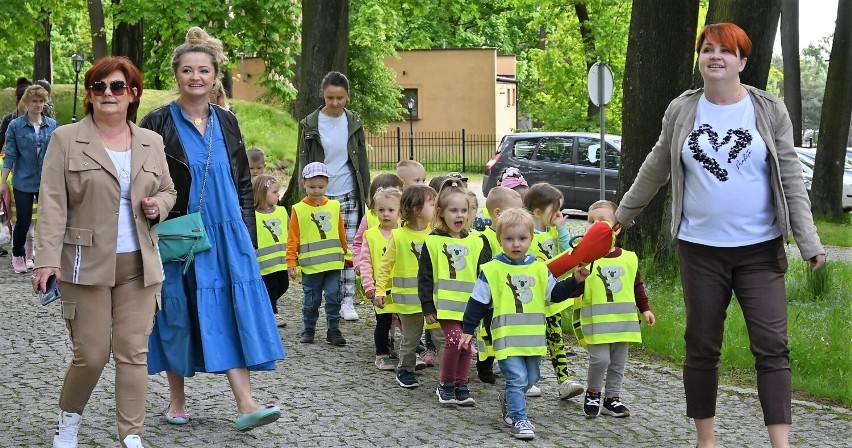 Tak dzieci bawiły się w dniu swojego święta przed Centrum...