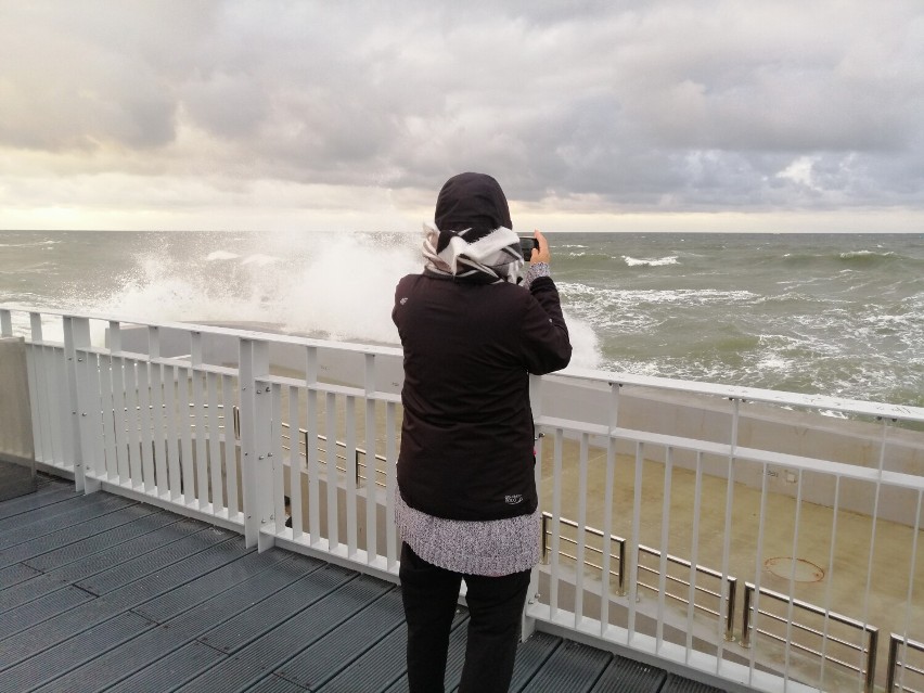 Molo w Kołobrzegu smagane wiatrem i falami. Każdy chciał mieć zdjęcie