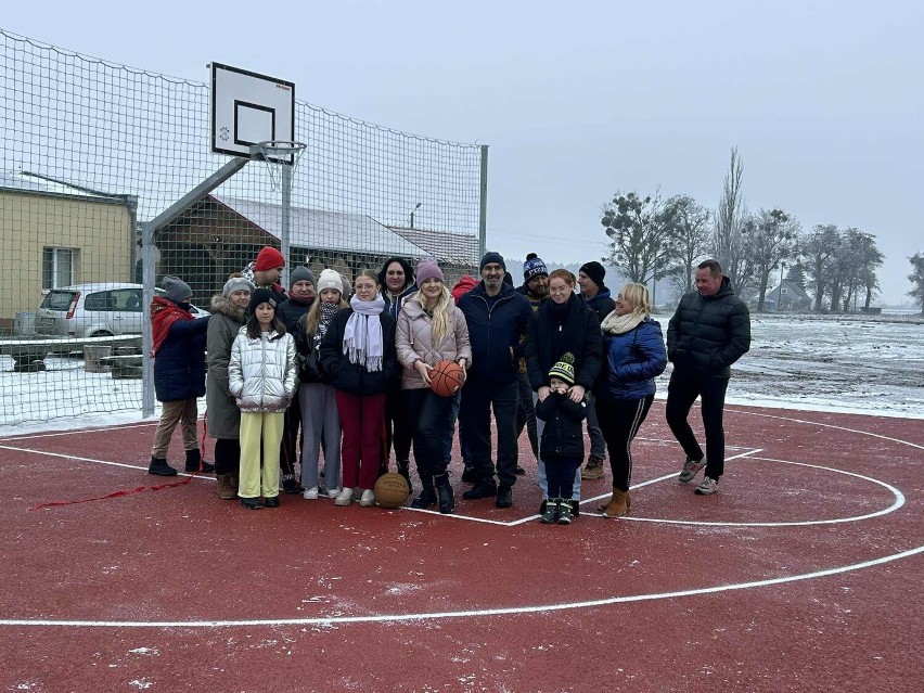 Uroczyste otwarcie nowopowstałego boiska streetball w Kowalewku i inauguracyjny turniej koszykówki 