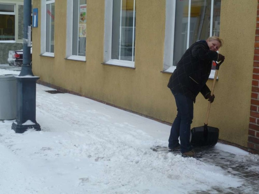 Chodzież: Zima znów zaatakowała. Jest mroźno i sypie śnieg [ZDJĘCIA]