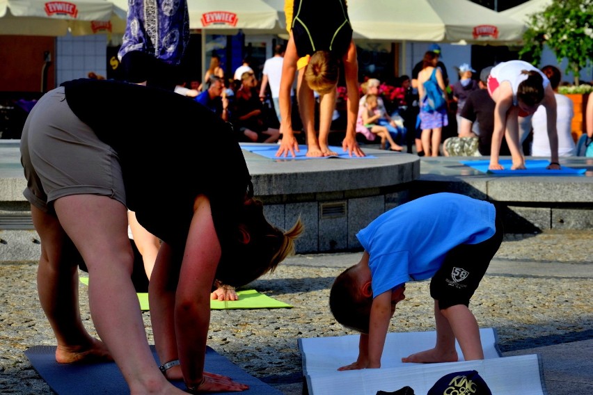 Flash mob miał promować yogę w przestrzeni miejskiej.