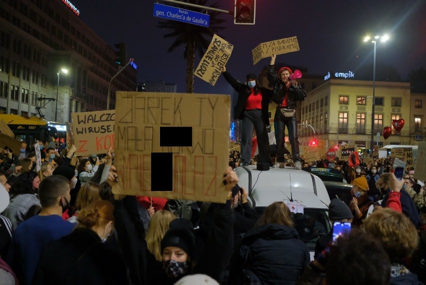 Potężne korki, starcia z policją, pobicie aktorki i mandaty. Tak wyglądał wczorajszy protest kobiet w Warszawie